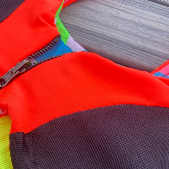 MAAJI Set - Fire Ninna Sporty Top and Mimmi High Waist Bottom - S - Picture 3 of 16